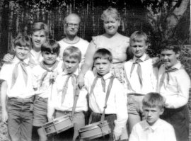 Пионерский лагерь для меня самая счастливая пора из детства. Ездил в один и тот же лагерь "Орленок", что в Тверской обл., с первого по последний класс. Мальчишки и девчонки ездили почти одни и те же. И так мы сроднились, что до сих пор встречаемся, выпускники пионерского лагеря "Орленок".