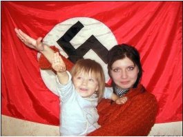 ЗА ЧТО БОРОЛИСЬ...

Эту достаточно известную активистку  из Майданека частенько сравнивают с Магдой Геббельс, но сравнение неверно: у фрау Магды с супружуиком было шестеро чудесных, прекрасно воспитанных деток, а у фрау Викки всего две очаровательных дочурки. Впрочем, возможно, оно и к лучшему, а то ведь  глянешь, и разум разумом, а сердце рвется.

По тексту же крика душа, все правильно. Не для того ж она мерзла на Майдане, чтобы в итоге получить дачку по (тьфу!) месту прописки мужа, "в каком-нибудь полумёртвом селе днепропетровской области, без речек и озёр, зато с тремя бабушками и одной дворнягой". Её, даму столичную, устроят только "живописные леса  киевщины", а если нет, они всех "того".  Благо, её супружуик знает, как это делать, и никакими комплексами не обременен.

В остальном вполне согласен: помнить и учитывать.
Чтобы не забыть и не упустить из виду.



З.Ы. Как хорошо съязвили в тему в коментах: "Есть хорошее местечко - рядом с нефтебазой!" ;-)
-