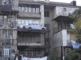 На Камчатке Субару влетел в балкон второго этажа