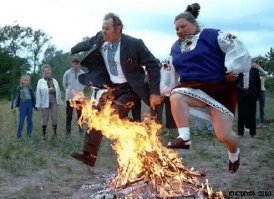 Было круто в 90х сейчас уже не так.Айфоны,компы,дети разбалованные жизнью.
Веселые игрища.

Ага поход она бы это есть не стала без кружки пиваса.