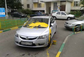 Похоже гастарбайтер тупо оступился) Опрокинул краску и свалил,даже не до красив бордюр (поребрик).