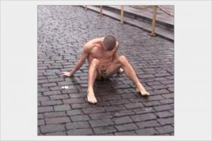 Данная ху.я.та, именуемая инсталляцией к искусству имеет отдаленное отношение. Так что, автор, слово художник писать надо было в кавычках.
Этот тоже себя художником величает