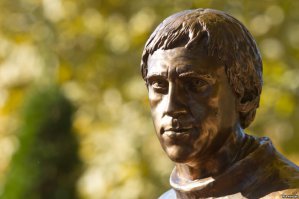 Жизнь прожил не зря. И память о нем будет жить в нас.
Памятник В.Высоцкому в Самаре: