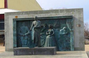 Жизнь прожил не зря. И память о нем будет жить в нас.
Памятник В.Высоцкому в Самаре: