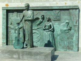 Жизнь прожил не зря. И память о нем будет жить в нас.
Памятник В.Высоцкому в Самаре: