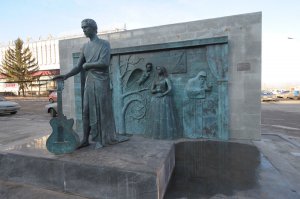 Жизнь прожил не зря. И память о нем будет жить в нас.
Памятник В.Высоцкому в Самаре: