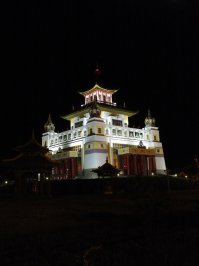 Благодарю за понимание всех поставивших плюсы.
Ну что же, начну.
Республика Калмыкия, Элиста. Центральный хурул.