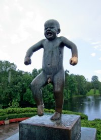 а 10-й мальчик даже заплакал. Парк Вигеланда в Осло.