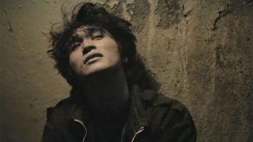 Спартак, я давно хотел тебе сказать: люди в мире делятся на две категории. Одни сидят на трубах, а другим нужны деньги. На трубе сидишь ты…
(с) В.Цой Фильм "Игла"