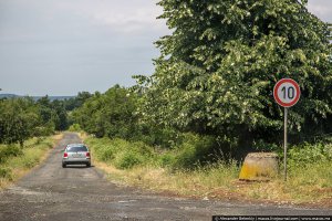 "Рекомендуемая скорость - 10 километров в час. Да это шикарная магистраль, ребята, можно разогнаться!"

Не рекомендуемая, я максимальная!