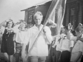 Сейчас говорят, что это идеология. Но это была наша жизнь и нам это нравилось.
p.s. Открытие смены в пионерском лагере.