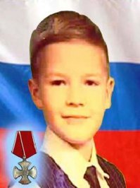 Женя Табаков. Спасал сестру от насильника. Награжден орденом мужества (посмертно). Горжусь тем, что знал его лично.