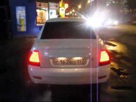 Вот по такому же принципу - неужели это красиво? Не думает водила, что фару проектировало не одно поколение конструкторов - какой цвет, насыщенность, количество ламп пластик всё не просто так. А вот на фото - "чудо из китая" кто-нибудь продумал в этой светодиодной фаре хоть что нибудь? Не пойми стопы горят, не пойми габариты. А противотуманные фонари вообще есть на ней или они постоянно горят. 
Тоже же ведь кулибин без мозгов какой-то и считает что красиво