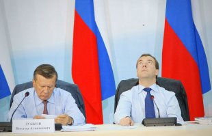 - Дима, сейчас же вынь руку из под стола!
- Ну мама!!!!