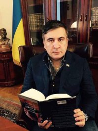 Вот политик, млин. Книги вверх ногами читает