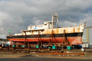 Жалко. Этот человек наполнил детство романтикой морских путешествий.
Далее в программе-Подводная одиссея команды Кусто. Как хочется снова услышать эту фразу из телевизора. Но программа развалилась, романтики в аналогичных передачах не стало, великого человека уже нет, а легендарная "Каллипсо" пущена на слом