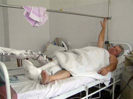 мой товарищ взломал сервер за две минуты ! он наверное хакер ? да нет он долба..б.
так вот и мужик и вся толпа они "хакеры".
миша одним коготком легко убьет/покалечит человека, бегает он значительно лучше чем многие из нас.
лично приходилось общаться с человеком который смог убежать от мишки, но миша оставил свой след на его жопе....
надо быть совсем без мозгов, что выйти из машины. это маленький мишка, но ведь из за вашей машины может и его мама выйти ? это называется ловить на живца. Живец милый маленький мишка, а потом они запасуться мясом на все лето ! для них мы всего лишь кусок мяса ! добыча и не более