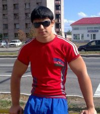 Да ладно, парень и в самом деле великолепен, никто не виноват, что у нас такие кривые дороги