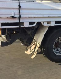 Ничего необычного, просто грузовик парит над дорогой.