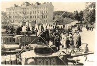 Некоторые "особо свободолюбивые" и обладающие "повышенным чувством справедливости" чехи (не все чехи, отнюдь!) до сих пор нам забыть не могут 1968 год и "вторжение русских танков" в Чехословакию. А мне вот тоже странно: что чешские танки, например T-38, делали в 1941 году на просторах НАШЕЙ РОДИНЫ? Тут, почему-то, у чехов (не у всех, опять же) напрочь отшибает память, а также совесть.

По понятным причинам, об этом очень не любили вспоминать и в нашей стране после войны.

Для того, чтобы было понятно, что это были отнюдь не бутафорские поделки, - цитата: "По основным параметрам чешские танки LT vz. 35 и LT vz. 38, безусловно, превосходили ту технику, которой располагала гитлеровская армия в 1938-1939 годах (т.е. Pz.I и Pz.II). Таким образом, захват чехословацкой промышленности и материальной части чехословацких танковых частей способствовал значительному усилению фашистской армии."





А вот так выглядело это изделие "братского славянского народа" и его визит в нашу страну на практике. Судя по обилию фотографий, данное изделие в фашистской армии на тот момент никак не было редкостью.