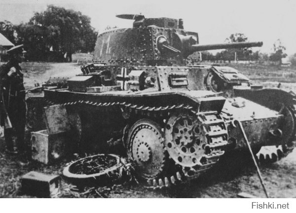 Некоторые "особо свободолюбивые" и обладающие "повышенным чувством справедливости" чехи (не все чехи, отнюдь!) до сих пор нам забыть не могут 1968 год и "вторжение русских танков" в Чехословакию. А мне вот тоже странно: что чешские танки, например T-38, делали в 1941 году на просторах НАШЕЙ РОДИНЫ? Тут, почему-то, у чехов (не у всех, опять же) напрочь отшибает память, а также совесть.

По понятным причинам, об этом очень не любили вспоминать и в нашей стране после войны.

Для того, чтобы было понятно, что это были отнюдь не бутафорские поделки, - цитата: "По основным параметрам чешские танки LT vz. 35 и LT vz. 38, безусловно, превосходили ту технику, которой располагала гитлеровская армия в 1938-1939 годах (т.е. Pz.I и Pz.II). Таким образом, захват чехословацкой промышленности и материальной части чехословацких танковых частей способствовал значительному усилению фашистской армии."





А вот так выглядело это изделие "братского славянского народа" и его визит в нашу страну на практике. Судя по обилию фотографий, данное изделие в фашистской армии на тот момент никак не было редкостью.