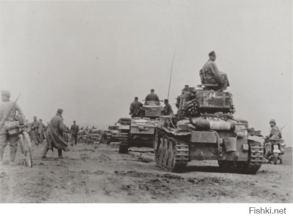 Некоторые "особо свободолюбивые" и обладающие "повышенным чувством справедливости" чехи (не все чехи, отнюдь!) до сих пор нам забыть не могут 1968 год и "вторжение русских танков" в Чехословакию. А мне вот тоже странно: что чешские танки, например T-38, делали в 1941 году на просторах НАШЕЙ РОДИНЫ? Тут, почему-то, у чехов (не у всех, опять же) напрочь отшибает память, а также совесть.

По понятным причинам, об этом очень не любили вспоминать и в нашей стране после войны.

Для того, чтобы было понятно, что это были отнюдь не бутафорские поделки, - цитата: "По основным параметрам чешские танки LT vz. 35 и LT vz. 38, безусловно, превосходили ту технику, которой располагала гитлеровская армия в 1938-1939 годах (т.е. Pz.I и Pz.II). Таким образом, захват чехословацкой промышленности и материальной части чехословацких танковых частей способствовал значительному усилению фашистской армии."





А вот так выглядело это изделие "братского славянского народа" и его визит в нашу страну на практике. Судя по обилию фотографий, данное изделие в фашистской армии на тот момент никак не было редкостью.