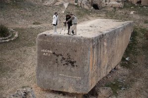 сейчас такого не делают по причине отсутствия смысла как такового. Все древние постройки, абсолютно все несли какую то смысловую нагрузку. В основном технического характера. Пирамиды например. Писец, меня вот это и беспокоит и вымораживает - режешь камень, бетон с помощью камней, палок и песка. А теперь имея всю техническую начинку и все, уже не можем строить?) Данунах его, как говорится. Мы в типа в древности, не имея ножовки по дереву, но пилим очень ровно? А сейчас, имеем ножовку, но пилим хреново и криво? Ну это я так, утрирую. Вот посмотрите фото. Неужели все это сделали люди с помощью палок, камней и песка? Данунах - великий бог сомнения, покровитель студентов