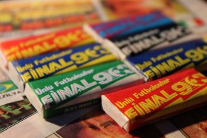 Как "больной на голову" в плане футбола,особо ценил в то время вот эту жвачку.Понятно,что вкус был второстепенен.Главное вкладыши ;)