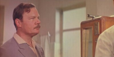 - "Они меня в грязь не пускают, говорят: Ты модель!"
- "Ту старевшая модель, а мы должны приносить пользу людям!"
- "Ты точно это знаешь?"
 - "Абсолютно!"
- "У тебя запотели фотоэлементы"
С детства помню. Настоящая комедия. Пуговкин там просто в шоке ходит по улице, а за ним толпа глазеет. А Стирженов, ну какой из него комедийный актер? Он красавец, герой-любовник, а тут так сыграл, что весь фильм  его Роберт чудил, а уж когда вместе с Пуговкиным сойдутся, комедия положений, двусмысленные фразы, каждый о своем - умора.