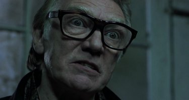 "Карты, деньги, два ствола" - это такой же по значимости фильм, как "Криминальное чтиво". Ну и "Большой куш"  том же стиле. И вообще в Фильмах Ричи и Тарантино есть что-то похожее (может они и разные, но мне кажется что похожи, не могу объяснить) и уж точно у них нет шаблонов, которые так часто встречаются в большинстве фильмов. А операторская работа - отдельный кайф!