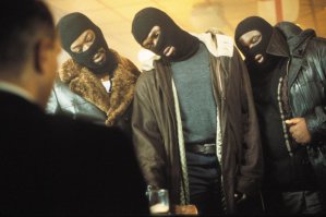 "Карты, деньги, два ствола" - это такой же по значимости фильм, как "Криминальное чтиво". Ну и "Большой куш"  том же стиле. И вообще в Фильмах Ричи и Тарантино есть что-то похожее (может они и разные, но мне кажется что похожи, не могу объяснить) и уж точно у них нет шаблонов, которые так часто встречаются в большинстве фильмов. А операторская работа - отдельный кайф!