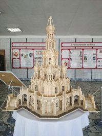 А вот такой вот макет Храма Покрова в Филях находится в музее воинской славы в Сертолово (Ленинградская область). На его изготовление у автора ушло более 107 000 спичек и 39 месяцев кропотливой работы.