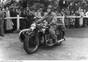 И грянул гром - 
Проснулся Тор
У цундапа старого
Взревел мотор!
