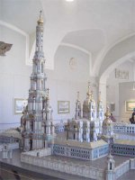 Непостроенная колокольня Смольного собора

Колокольня Смольного собораПлан Растрелли не был реализован полностью. В середине западного корпуса келий должна была быть возведена колокольня над въездом в монастырь. Ее высота – сто сорок метров была бы в полтора раза больше высоты собора и на восемнадцать метров больше шпиля Петропавловской крепости. Растрелли создал модель колокольни, в которой нижние два яруса наиболее массивны и пышно украшены Каждый последующий ярус уже и легче предыдущего и настолько слит с ним, что кажется вся колокольня «на одном дыхании» взмывает ввысь. Белоствольные колонны и постепенно сужающиеся арки задают ритм этого стремительного взлета. В верхней столпообразной части колокольни он становится более замедленным и более дробным, благодаря трем близко поставленным круглым окнам. Модель колокольни Смольного монастыря сейчас хранится в Академии художеств. 




И, да. Высота Смольного собора - 93 метра, а здесь он не представлен.