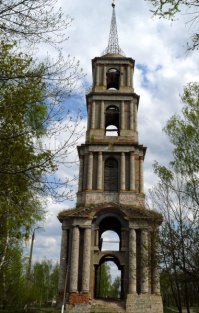 Не самых....есть и повыше некоторых...
Николаевская колокольня - символ города Венева Тульской области. Она - это все, что осталось от Николаевской церкви 1800 года, взорванной в 50-е годы прошлого столетия. Падающая башня в Пизе высотой 56 метров, падающая колокольня Венева - 75 метров! То, что эта громадина в конце концов упадет, не вызывает сомнения. Все ее колонны изрешечены пулями со времен Великой Отечественной, основание "изъедено" временем, перекрытия разрушены, конструкцию весом в несколько тонн поддерживает металлическая труба диаметром 30 сантиметров... 
Из истории вопроса: Строительство Николаевской церкви (в 1800 году) начал церковный староста, веневский купец Яков Максимович Бородин (это он бил челом архиепископу и губернатору и агитировал их за строительство величественного храма). Грандиозный проект доверили проверенному архитектору Козьме Семеновичу Сокольникову (он проектировал и Всехсвятский собор в Туле). Козьма Семенович задумал посроить самый высокий и самый красивый храм в Тульской губернии. Строительство спонсировали московскме миллионеры, выходцы из Венева. По рассказам старожилов, были построены огромные леса, которые заканчивались около Хлебной площади (ныне площадь Ленина). По этим лесам двигались подводы, груженные стройматериалами, а лошадям надевались специальные приспособления, которые не позволяли им видеть высоту лесов. Строительство продолжалось около 50 лет. За это время уже умерли и Яков Бородин и другие люди, начинавшие строительство, церковь пережила пожар, при котором выгорели все деревянные ее части. Пламенем был охвачен даже крест. Сильный западный ветер срывал с колокольни горящие тесины и уносил за реку, в пригородные слободы, в результате чего сгорела Стрелецкая слобода. Через 3 года после пожара, 17 августа 1837 г. будущий царь Александр Второй, быв в Веневе выказал неудовольствие, по поводу Никольской колокольни, которая после пожара, стояла как «вавилонская башня», без шпиля и креста. В таком виде колокольня простояла еще около 22-х лет. Вероятно, когда после пожара колокольню приводили в порядок, в 1860-м году, оставили прежний дубовый крест, обитый медью с позолотой, пострадавший от огня, который мы видим и сегодня...