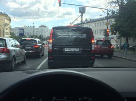 Это не шутка, видел машину (частную) у которой на торпедо стояла камера как и ДПС-ников, она фиксировала все что перед ней происходит...