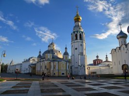 Еще парочку забыли:
Первая деревянная колокольня Софийского собора была построена в конце XVI века и сгорела во время польско-шведской интервенции 22 сентября 1612 года. Новая деревянная была построена в 1620-х годах. Согласно писцовой книге 1627 года, она была восьмиугольной, с шатровым верхом, крытым «чешу́ей», с «двои полати», тремя лестницами, часами, одиннадцатью колоколами. Эта колокольня сгорела в 1636 году. На её месте в 1642 году построили очередную (третью) деревянную.
В 1654—1659 годах деревянную колокольню заменили каменной. Она представляла собой восьмиугольное столпообразное сооружение с шатровым каменным верхом, увенчанным небольшой главкой. При строительстве применялся камень, сохранившийся от постройки кремля Ивана Грозного. На 1863 год насчитывалось 14 колоколов, кроме того колокольня имела часы. О прежней колокольне Софийского собора можно судить по сохранившейся колокольне Владимирских церквей, которая была построена по образу Софийской.
В 1860-х годах при епископе Вологодском Палладии шатровый верх и звон колокольни были сняты. В 1869—1870 годах на сохранившемся нижнем ярусе (высотой около 17 метров) по проекту архитектора В. Н. Шильдкнехта была построена более высокая колокольня в псевдоготическом стиле. С этого времени колокольня имеет высоту 78,5 метров (на 32 метра выше предшествующей) и считается самой высокой в Вологодской епархии[27][28]. В верхнем ярусе колокольни имеется смотровая площадка. Колокольню венчает позолоченный купол с крестом.