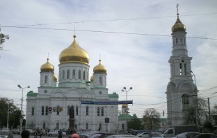 Собор Рождества Пресвятой Богородицы (Ростов-на-Дону)
Колокольня - 75 м.
В войну 2 яруса убрали, в 2009 восстановили.