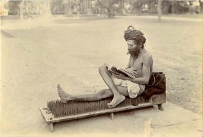 Борода - Богатство Рода

Раньше на Руси, как и на других землях, наши Предки всегда носили Бороду. И только с приходом «духовного затмения» во время Ночи Сварога сохранение волос и бороды в первозданном природном виде паразиты преподнесли нам как признак отсталости и небрежности.

Почему? Потому что у паразитов борода просто не растёт.

Борода – Богатство Рода. То есть борода на лице каждого мужчины – это Богатство его собственного Рода, аккумулятор Жизненной Силы её обладателя.

Повреждение бороды мужчины или насильственное отрезание её в древние времена считалось тягчайшим преступлением против его Древнего Рода и оскорблением Небесных Богов, покровительствующих этому Роду. Оскорбление Небесных Богов не прощалось никому, из-за этого в прошлом произошло немало войн, а подпалённая борода посла в старое время считалось объявлением начала войны.

Зрелых безбородых мужчин издревле называли женоликими. С ними старались не заключать военных и иных договоров, ибо считалось, что женоликие мужчины ведут женский образ жизни (говоря современным языком – являются людьми противоположной половой ориентации).

Волосы испокон веков сравнивают с засеянным полем пшеницы: как колосья пшеницы впитывают в себя все соки и живительную силу Матери Сырой Земли, а также, чистый свет Ярилы-Солнца и хранят их, так и волосы человека получают и сохраняют живительную силу от Небесных Богов, от Земных Родителей и Предков Рода, от Матери-Природы, от космических лучей Ярилы-Солнца и Небесных Звёзд. Недаром же волосы издревле называют космами, т.е. антеннами, связанными с космосом, который напитывает человека Жизненной Силой Звёзд.

Волосы обеспечивают приток множества светлых Божественных и Природных Сил в сознание человека, помогают лучше ориентироваться в жизни, а также, означают достаток в его Древнем Роду, изобилие и счастье в семье.

Мужчины – приверженцы Родобожия, зная об истинном значении бороды, не ходят «женоликими», а своим девицам с малолетства заплетают волосы в одну трехлучевую косу, ибо это обеспечивает приток в их сознание Жизненных Сил Миров Яви, Нави и Прави. Коса располагается вдоль позвоночника. Все светлые Bceленские Силы через волосы переходят в позвоночник и наполняют тело, Душу и Дух девицы особой Жизненной Силой, подготавливая её к будущей Священной Миссии Материнства – воплощению на Земле Богов и Многомудрых Предков Рода своего мужа. Такая жена является особой ценностью для мужа, ибо она, имея косу, обеспечивает здоровое зачатие, вынашивание, рождение и вскармливание его Родичей. Кроме того, космы-антенны усиливают не только её связь с Богами, но и обостряют её со-весть и интуицию, которые помогают жене знать наперёд надобности мужа и детей.

Когда такая девица выходит замуж, её девичью косу расплетают и взамен ей заплетают две косы, ибо с этого времени она получает через волосы жизненные Bceлeнcкиe силы не только для себя, но и для будущего peбёнкa.

Мужчины также бережно относятся к своим космам. Борода является символом зрелости, мужественности и самостоятельности.

Исследования Пентагона показывают - наличие бороды имеет прямое отношение к боевой эффективности.

В опубликованном докладе исследовательской группы Xegis Solutions говорится, что бороды имеют прямое отношение к боевой эффективности:

«Мы взяли 100 человек, 25 человек из спецназа у которых были бороды и 25 спецназовцев у которых бород не было, 25 из регулярной армии, которым было разрешено отращивать бороды для исследований и последние 25 были из регулярной армии без бород. Все 100 участвовали в боевых столкновениях в Афганистане.

Результаты исследований были потрясающими, из 50 солдат с бородами никто не был ранен или убит, точность стрельбы у них была значительно выше, чем у солдат без бород. У солдат без бород был высокий уровень неисправности личного оружия и с ними всё время происходило какие-то происшествия».
Борода в Армии

Эти исследования также показывают, что систематическое отращивание бороды приводит к повышению уровня тестостерона (мужского гормона) у носителя бороды, что стимулирует эндокринную систему, приводя к тому, что такие мужчины физически более сильные, они принимают более точные и взвешенные решения, имеют более трезвые суждения в стрессовой или ограниченной во времени ситуации. Однозначно установлено, что тестостерон положительно влияет не только на психические, физические, но и на умственные параметры. В частности, отращивание бороды оказывает положительное воздействие при симптомах СХУ (синдроме хронической усталости).

По результатам названных исследований Командующий генерал Джеймс Е. Маттис выступил с заявлением ко всем войскам в зонах боевых действий: «Настало время для Вооруженных Сил принять факты, а факты таковы, что бороды спасают солдатам жизнь».

Вот ещё дополнительные сведения, собранные в интернете:

Информация о природных свойствах волос была скрыта со времен Вьетнамской войны. Массовая «культура» говорит людям о том, что стиль причёски – это личные предпочтения, что стиль прически – это мода и/или удобство, и то, как люди носят волосы – это просто косметический вопрос.

Возвращаясь к периоду Вьетнамской войны, можно обнаружить иную картину, скрытую от большинства людей. В начале 90-х годов Санти (имя изменено для сохранения конфиденциальности) вышла замуж за психолога, который работал в медицинском госпитале министерства по делам ветеранов. Он работал с боевыми ветеранами, имевшими посттравматические стрессовые расстройства психики. Большинство из них служило во Вьетнаме.

Санти рассказывает: «Я ясно помню тот вечер, когда муж пришёл домой, держа в руках официального вида толстенную папку. Внутри были сотни страниц правительственных исследований.

Муж был шокирован содержанием. То, что он прочёл в этих документах, полностью изменило его жизнь. С этого момента мой консервативный, придерживающийся срединных взглядов муж начал отращивать волосы и бороду и больше уже никогда не стригся. Более того, медицинский центр министерства по делам ветеранов позволил ему это, и ещё несколько других консервативных мужчин-сотрудников последовали его примеру.

Когда я прочитала документ, то поняла почему. Оказалось, что во время Вьетнамской войны специальные войска военного департамента посылали секретных агентов в резервации американских индейцев для поиска талантливых скаутов, крепких молодых людей с навыками бесшумного передвижения по пересеченной местности. Они специально искали мужчин с выдающимися, почти сверхъестественными, способностями к слежению.

Отмечалось, что эти тщательно отобранные люди были настоящими экспертами в области слежения и выживания.

Для вербовки новых рекрутов использовалось обычное заманивание и хорошо испытанные вкрадчивые фразы. Таким образом, некоторые индейские охотники попали на срочную службу. Однако после того, как они были завербованы, произошло нечто удивительное. Те таланты и способности, которыми они обладали в резервации, таинственным образом исчезали, и новобранец за новобранцем терпели полный провал, ведя себя на боевом задании совсем не так, как от них ожидалось.

Поиск причины неудач привел правительство к проведению дорогостоящего тестирования этих рекрутов, и вот что было обнаружено.

На вопрос о провале старшие рекруты все, как один, отвечали, что когда их коротко подстригли по-военному, они не могли больше «чувствовать» врага, не могли больше получать доступ к «шестому чувству». Они не могли больше положиться на свою интуицию, не могли «читать» тайные знаки также хорошо, как раньше, и не могли получить доступ к тонкой экстрасенсорной информации.

Итак, исследовательский институт завербовал ещё индейских охотников, разрешил оставить им длинные волосы и провёл тесты в различных сферах. Затем они объединили мужчин, которые показали одинаковые результаты во всех тестах, в пары. У одного из мужчин в паре они оставили длинные волосы, а другому сделали короткую военную стрижку. Затем эти двое вновь прошли испытания. Раз за разом мужчины с длинными волосами показывали высокие результаты. Раз за разом мужчины с короткими волосами не выдерживали проверок, в которых раньше показывали высокие результаты.

Вот примеры типовых тестов:

Рекрут спит в лесу. Вооруженный «враг» приближается к спящему. Мужчины с длинными волосами просыпались от чувства сильной опасности и уходили задолго до появления врага, задолго до того, как слышались какие-либо звуки, свидетельствующие о приближении неприятеля.

По другой версии этого теста длинноволосые мужчины чувствовали приближение и интуитивно ощущали, что враг предпримет атаку. Они доверяли «шестому чувству» и оставались неподвижными, притворяясь, что спят, чтобы подпустить «врага» поближе. Затем, мгновенно хватали атакующего и «убивали» его, как только «враг» приближался достаточно близко.

Этого же рекрута, после прохождения этого и других тестов, коротко по-военному стригли, и он последовательно проваливал множество тестов, которые до этого успешно проходил.

Итак, документ предписывал, чтобы все индейские охотники были освобождены от необходимости коротко стричься. Фактически требовалось, чтобы охотники «оставались с длинными волосами».

И в завершении – летописная справка. Однажды Гая Юлия Цезаря спросили: «Зачем вы распорядились об остригании солдат всех иностранных легионов налысо»? Цезарь ответил: «Мне не нужно самостоятельное мышление иностранцев! Мне нужно, чтобы они исполняли МОИ приказы»!