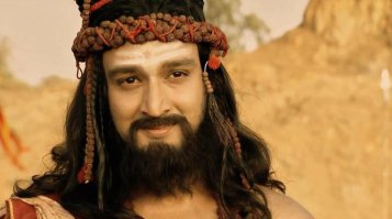 Борода - Богатство Рода

Раньше на Руси, как и на других землях, наши Предки всегда носили Бороду. И только с приходом «духовного затмения» во время Ночи Сварога сохранение волос и бороды в первозданном природном виде паразиты преподнесли нам как признак отсталости и небрежности.

Почему? Потому что у паразитов борода просто не растёт.

Борода – Богатство Рода. То есть борода на лице каждого мужчины – это Богатство его собственного Рода, аккумулятор Жизненной Силы её обладателя.

Повреждение бороды мужчины или насильственное отрезание её в древние времена считалось тягчайшим преступлением против его Древнего Рода и оскорблением Небесных Богов, покровительствующих этому Роду. Оскорбление Небесных Богов не прощалось никому, из-за этого в прошлом произошло немало войн, а подпалённая борода посла в старое время считалось объявлением начала войны.

Зрелых безбородых мужчин издревле называли женоликими. С ними старались не заключать военных и иных договоров, ибо считалось, что женоликие мужчины ведут женский образ жизни (говоря современным языком – являются людьми противоположной половой ориентации).

Волосы испокон веков сравнивают с засеянным полем пшеницы: как колосья пшеницы впитывают в себя все соки и живительную силу Матери Сырой Земли, а также, чистый свет Ярилы-Солнца и хранят их, так и волосы человека получают и сохраняют живительную силу от Небесных Богов, от Земных Родителей и Предков Рода, от Матери-Природы, от космических лучей Ярилы-Солнца и Небесных Звёзд. Недаром же волосы издревле называют космами, т.е. антеннами, связанными с космосом, который напитывает человека Жизненной Силой Звёзд.

Волосы обеспечивают приток множества светлых Божественных и Природных Сил в сознание человека, помогают лучше ориентироваться в жизни, а также, означают достаток в его Древнем Роду, изобилие и счастье в семье.

Мужчины – приверженцы Родобожия, зная об истинном значении бороды, не ходят «женоликими», а своим девицам с малолетства заплетают волосы в одну трехлучевую косу, ибо это обеспечивает приток в их сознание Жизненных Сил Миров Яви, Нави и Прави. Коса располагается вдоль позвоночника. Все светлые Bceленские Силы через волосы переходят в позвоночник и наполняют тело, Душу и Дух девицы особой Жизненной Силой, подготавливая её к будущей Священной Миссии Материнства – воплощению на Земле Богов и Многомудрых Предков Рода своего мужа. Такая жена является особой ценностью для мужа, ибо она, имея косу, обеспечивает здоровое зачатие, вынашивание, рождение и вскармливание его Родичей. Кроме того, космы-антенны усиливают не только её связь с Богами, но и обостряют её со-весть и интуицию, которые помогают жене знать наперёд надобности мужа и детей.

Когда такая девица выходит замуж, её девичью косу расплетают и взамен ей заплетают две косы, ибо с этого времени она получает через волосы жизненные Bceлeнcкиe силы не только для себя, но и для будущего peбёнкa.

Мужчины также бережно относятся к своим космам. Борода является символом зрелости, мужественности и самостоятельности.

Исследования Пентагона показывают - наличие бороды имеет прямое отношение к боевой эффективности.

В опубликованном докладе исследовательской группы Xegis Solutions говорится, что бороды имеют прямое отношение к боевой эффективности:

«Мы взяли 100 человек, 25 человек из спецназа у которых были бороды и 25 спецназовцев у которых бород не было, 25 из регулярной армии, которым было разрешено отращивать бороды для исследований и последние 25 были из регулярной армии без бород. Все 100 участвовали в боевых столкновениях в Афганистане.

Результаты исследований были потрясающими, из 50 солдат с бородами никто не был ранен или убит, точность стрельбы у них была значительно выше, чем у солдат без бород. У солдат без бород был высокий уровень неисправности личного оружия и с ними всё время происходило какие-то происшествия».
Борода в Армии

Эти исследования также показывают, что систематическое отращивание бороды приводит к повышению уровня тестостерона (мужского гормона) у носителя бороды, что стимулирует эндокринную систему, приводя к тому, что такие мужчины физически более сильные, они принимают более точные и взвешенные решения, имеют более трезвые суждения в стрессовой или ограниченной во времени ситуации. Однозначно установлено, что тестостерон положительно влияет не только на психические, физические, но и на умственные параметры. В частности, отращивание бороды оказывает положительное воздействие при симптомах СХУ (синдроме хронической усталости).

По результатам названных исследований Командующий генерал Джеймс Е. Маттис выступил с заявлением ко всем войскам в зонах боевых действий: «Настало время для Вооруженных Сил принять факты, а факты таковы, что бороды спасают солдатам жизнь».

Вот ещё дополнительные сведения, собранные в интернете:

Информация о природных свойствах волос была скрыта со времен Вьетнамской войны. Массовая «культура» говорит людям о том, что стиль причёски – это личные предпочтения, что стиль прически – это мода и/или удобство, и то, как люди носят волосы – это просто косметический вопрос.

Возвращаясь к периоду Вьетнамской войны, можно обнаружить иную картину, скрытую от большинства людей. В начале 90-х годов Санти (имя изменено для сохранения конфиденциальности) вышла замуж за психолога, который работал в медицинском госпитале министерства по делам ветеранов. Он работал с боевыми ветеранами, имевшими посттравматические стрессовые расстройства психики. Большинство из них служило во Вьетнаме.

Санти рассказывает: «Я ясно помню тот вечер, когда муж пришёл домой, держа в руках официального вида толстенную папку. Внутри были сотни страниц правительственных исследований.

Муж был шокирован содержанием. То, что он прочёл в этих документах, полностью изменило его жизнь. С этого момента мой консервативный, придерживающийся срединных взглядов муж начал отращивать волосы и бороду и больше уже никогда не стригся. Более того, медицинский центр министерства по делам ветеранов позволил ему это, и ещё несколько других консервативных мужчин-сотрудников последовали его примеру.

Когда я прочитала документ, то поняла почему. Оказалось, что во время Вьетнамской войны специальные войска военного департамента посылали секретных агентов в резервации американских индейцев для поиска талантливых скаутов, крепких молодых людей с навыками бесшумного передвижения по пересеченной местности. Они специально искали мужчин с выдающимися, почти сверхъестественными, способностями к слежению.

Отмечалось, что эти тщательно отобранные люди были настоящими экспертами в области слежения и выживания.

Для вербовки новых рекрутов использовалось обычное заманивание и хорошо испытанные вкрадчивые фразы. Таким образом, некоторые индейские охотники попали на срочную службу. Однако после того, как они были завербованы, произошло нечто удивительное. Те таланты и способности, которыми они обладали в резервации, таинственным образом исчезали, и новобранец за новобранцем терпели полный провал, ведя себя на боевом задании совсем не так, как от них ожидалось.

Поиск причины неудач привел правительство к проведению дорогостоящего тестирования этих рекрутов, и вот что было обнаружено.

На вопрос о провале старшие рекруты все, как один, отвечали, что когда их коротко подстригли по-военному, они не могли больше «чувствовать» врага, не могли больше получать доступ к «шестому чувству». Они не могли больше положиться на свою интуицию, не могли «читать» тайные знаки также хорошо, как раньше, и не могли получить доступ к тонкой экстрасенсорной информации.

Итак, исследовательский институт завербовал ещё индейских охотников, разрешил оставить им длинные волосы и провёл тесты в различных сферах. Затем они объединили мужчин, которые показали одинаковые результаты во всех тестах, в пары. У одного из мужчин в паре они оставили длинные волосы, а другому сделали короткую военную стрижку. Затем эти двое вновь прошли испытания. Раз за разом мужчины с длинными волосами показывали высокие результаты. Раз за разом мужчины с короткими волосами не выдерживали проверок, в которых раньше показывали высокие результаты.

Вот примеры типовых тестов:

Рекрут спит в лесу. Вооруженный «враг» приближается к спящему. Мужчины с длинными волосами просыпались от чувства сильной опасности и уходили задолго до появления врага, задолго до того, как слышались какие-либо звуки, свидетельствующие о приближении неприятеля.

По другой версии этого теста длинноволосые мужчины чувствовали приближение и интуитивно ощущали, что враг предпримет атаку. Они доверяли «шестому чувству» и оставались неподвижными, притворяясь, что спят, чтобы подпустить «врага» поближе. Затем, мгновенно хватали атакующего и «убивали» его, как только «враг» приближался достаточно близко.

Этого же рекрута, после прохождения этого и других тестов, коротко по-военному стригли, и он последовательно проваливал множество тестов, которые до этого успешно проходил.

Итак, документ предписывал, чтобы все индейские охотники были освобождены от необходимости коротко стричься. Фактически требовалось, чтобы охотники «оставались с длинными волосами».

И в завершении – летописная справка. Однажды Гая Юлия Цезаря спросили: «Зачем вы распорядились об остригании солдат всех иностранных легионов налысо»? Цезарь ответил: «Мне не нужно самостоятельное мышление иностранцев! Мне нужно, чтобы они исполняли МОИ приказы»!