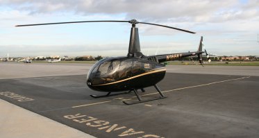 Прикольное видео в начале стоимость 100 000 баксов. На 5 минуту уже до 150 000. И что еще узнал из видео что полностью развалено авиастроительство в России. Все делается на импортном оборудование из Американского метала! И если он сравнивает Robinson со своей шушлайкой, это все равно что сравнивать жигули и мерседес. И вранье его по поводу скорости Робинсона которая составляет крейсерская скорость с 210 до 217 км/ч. И парочку фоток с Robinson. И конечно с одним не поспоришь Robinson на порядок дороже с его шушлайкой за 150 000 баксов