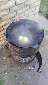 Не только пробовал, а сам реально делал на даче в прошлую пятницу... Аутентичность данного блюда в том, что кроме мяса и картофеля, зиры и соли тпм ни чего нет. Автор отошел от оригинала , добавив лук и паприку. Каждый имеет право на внесение разнообразия в свое блюдо. № часа это много. 1.20-1.5 часа самое то. Фоткал( мало) для себя и для друзей, что бы их раззадорить и нагулять аппетит. Блюдо действительно очень простое, но очень вкусное....