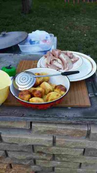 Не только пробовал, а сам реально делал на даче в прошлую пятницу... Аутентичность данного блюда в том, что кроме мяса и картофеля, зиры и соли тпм ни чего нет. Автор отошел от оригинала , добавив лук и паприку. Каждый имеет право на внесение разнообразия в свое блюдо. № часа это много. 1.20-1.5 часа самое то. Фоткал( мало) для себя и для друзей, что бы их раззадорить и нагулять аппетит. Блюдо действительно очень простое, но очень вкусное....