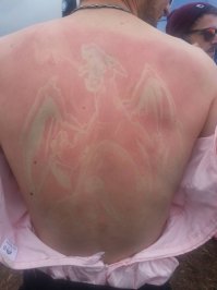 Не смог найти в своем банке памяти МУЖСКОЙ предмет одежды розового цвета, застегивающийся на молнию СЗАДИ. Ахтунг?