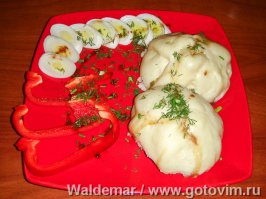 А еще - пянсЕ. Корейская кухня, на Дальнем Востоке России очень популярное блюдо, что-то вроде фаст-фуда. Начинка мясо-овощная, обязательно капуста и много перца (вообще вся корейская кухня очень острая).