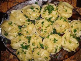 Ну, если на пару, тогда и манты: с бараниной, с жусаи, с тыквой. Мясо обязательно рубленое, а не фарш.