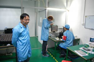 Да забыл сказать не используйте светодиодные ленты для основного освещения, во первых в 99% там используются китайские светодиоды с выходом до 60 люмен на ватт а то и меньше, хорошая энергосберегайки и ярче и экономичнее будет, если блок питания корявый попадется, то это все незаметно будет моргать и портить ваше зрение. Более того ленту желательно клеить на металлическую поверхность, чтобы отводить тепло иначе она сильно присаживается по свету. Кстати на счёт моргания, моргают и дешевые энергосберегайки, все люминесцентные лампы и дешевые светодиодные, наведите фотокамеру телефона на обычный армстронг и увидите как картинка поплыла, а ведь эта фигня и сажает зрение.
На всякий случай прикладываю фото, я на приемке светодиодов, обещали 100 люмен, а я увидел только 50, китайцы думали, что я их иероглифы не понимаю...