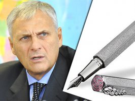 Ну, и ручка бы была силовая!!! Трехцветная!!! Не то, что у Хорошавина была, жалких тридцать шесть мильёнаф