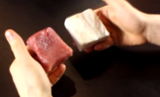 Вот так выгладят 100 грамм мяса и 100 грамм жира. А вот и сам первоисточник. Так что не верьте в этот миф.