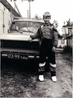 Аксессуары портили истинный вид авто. Поэтому мой отец старался использовать автомобиль в заводском варианте. Это был АЗЛК 2140, который ездил и по сей день. Это я 22 года назад.